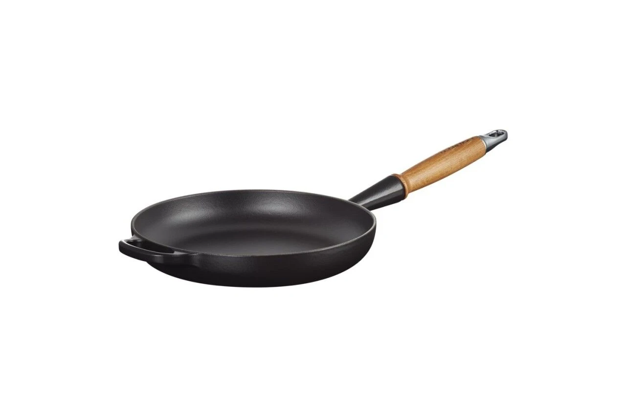 Le Creuset Signature Skillet Wooden Handle 3 Le Creuset Signature Skillet Wooden Handle